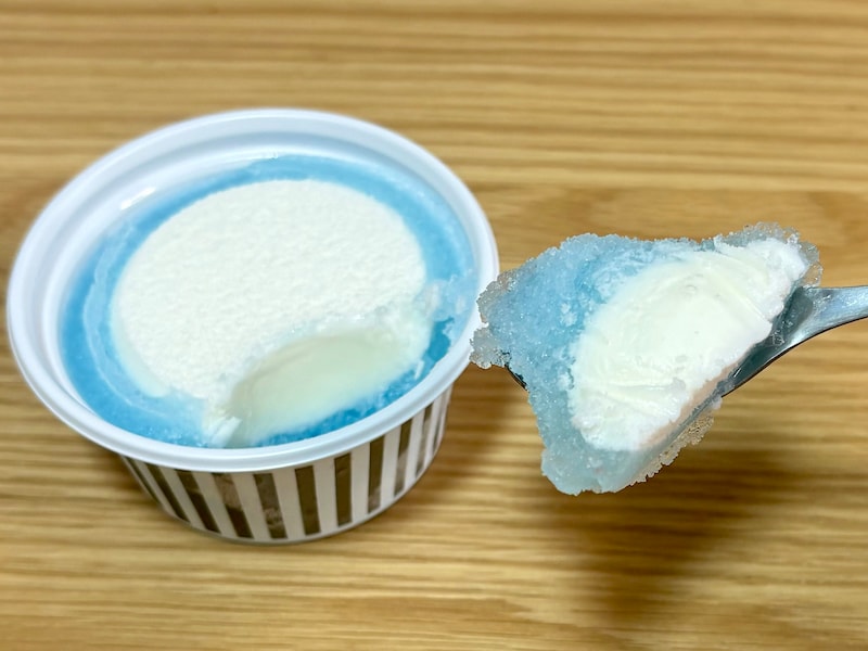 ひと口で、ソーダかき氷とバニラアイスを楽しめます！