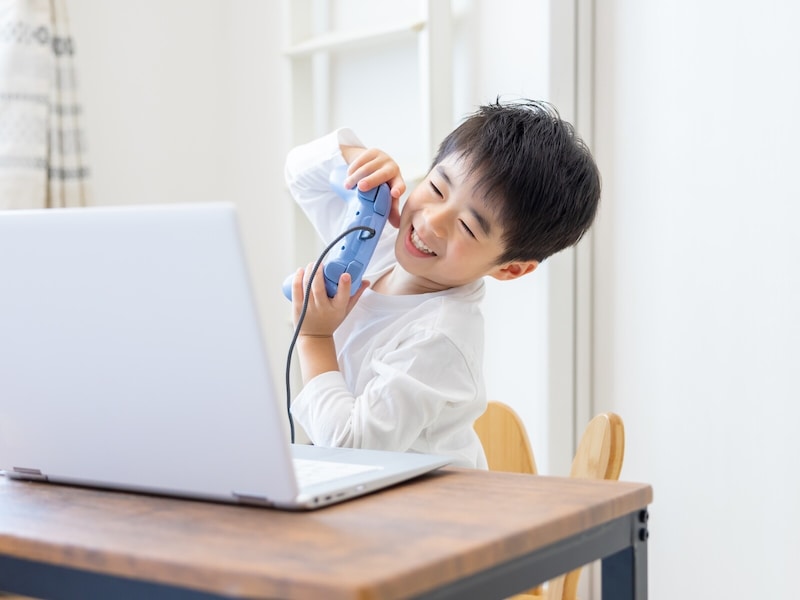 義両親が子どもに何でも買い与えてしまうのをやめさせたいが……（画像：PIXTA）