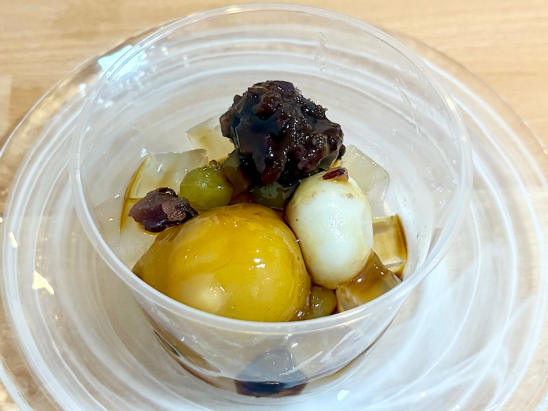 「成城石井自家製 あんず餡葛饅頭と梅寒天のあんみつ」431円（税込） 