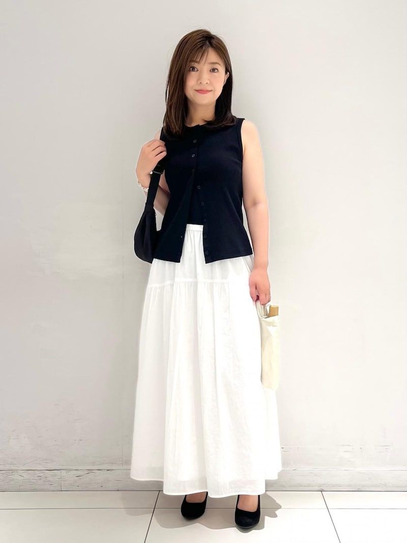 トップスをコンパクトにすると、スカートのボリュームがより華やかに仕上がります　出典：StyleHint