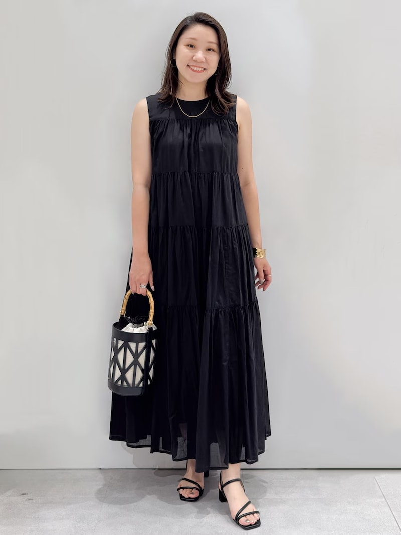 体のラインを拾わないティアードのAラインワンピが、華やかに見せてくれる 出典:WEAR
