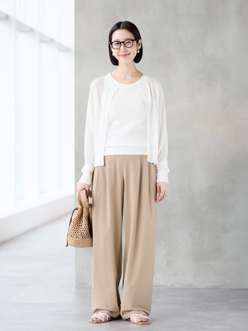 ゆったりはける高機能パンツを夏らしく涼やかにまとめて　出典：StyleHint