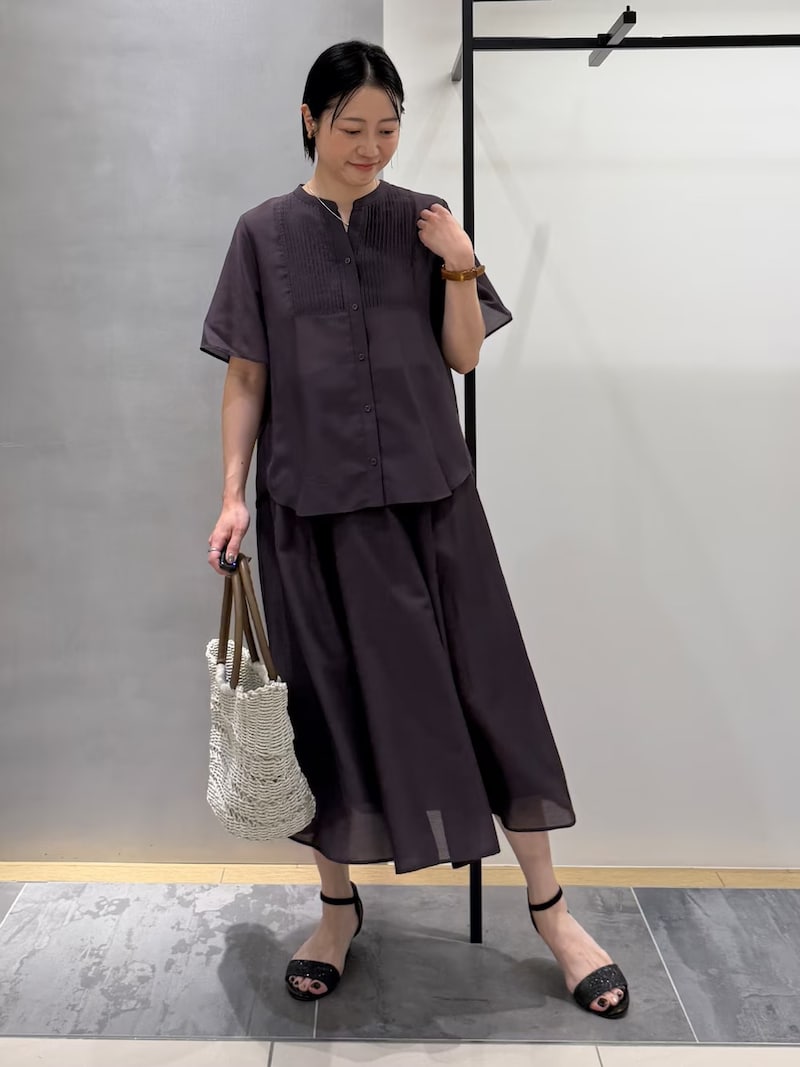 ダークカラーのブラウス&スカートのセットアップですっきり見え 出典:WEAR