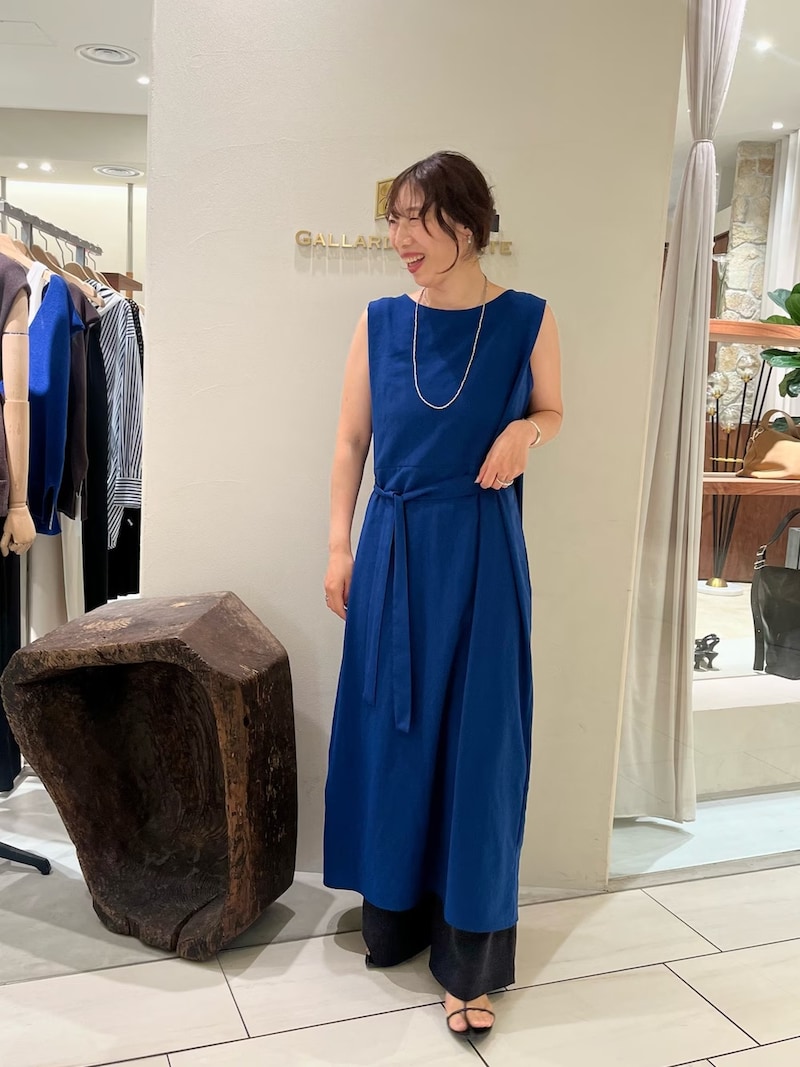 ウエストマークで腰の位置を高めに見せて。すらっとした脚長効果があります　出典：WEAR