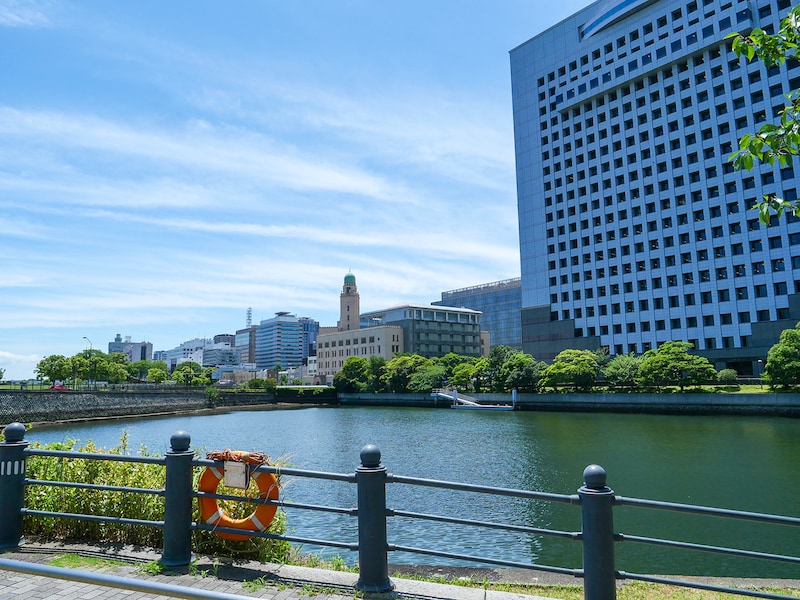 川の向こうに横浜税関（写真中央）がのぞめる。オリエンタルな外観が印象的（筆者撮影）