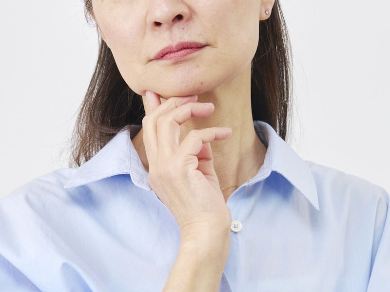 悩むシニア女性