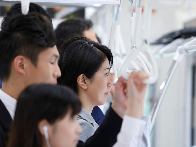 他人には見向きもしない……「誰か言ってよ」「教えてよ」と思うこと（画像：PIXTA）