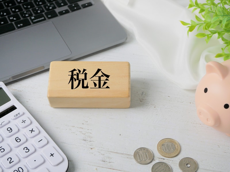 電卓・お金・貯金箱と「税金」の文字