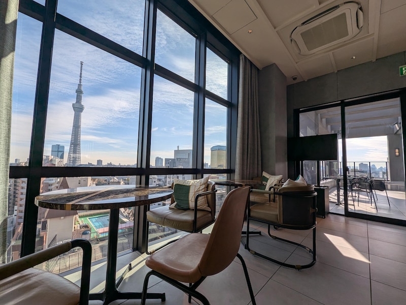 ホテル最上階13階にあるOMOベース。浅草寺や東京スカイツリーを望む絶景が広がる