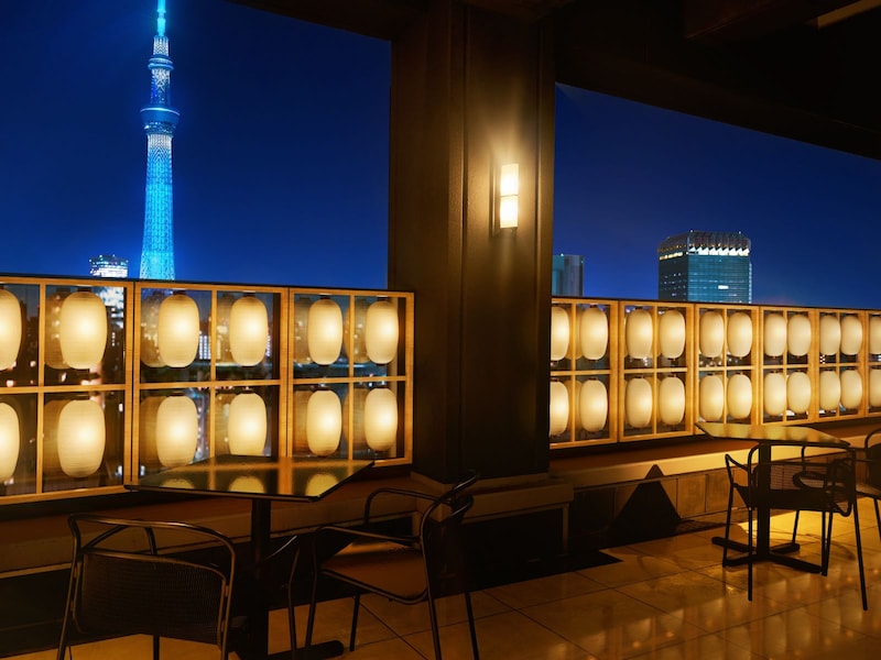 夜は雰囲気が変わりぐっと幻想的に。粋夏の宵まつりでは、老舗の提灯を使用した絵付け体験（1500円）などもできる（OMO3浅草）