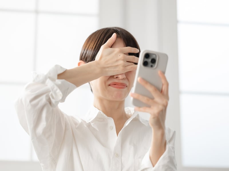 スマホを見て落乱する女性