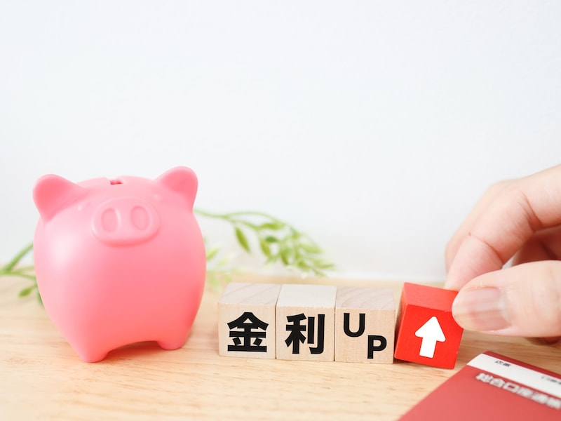 貯金箱と「金利UP」のイメージ