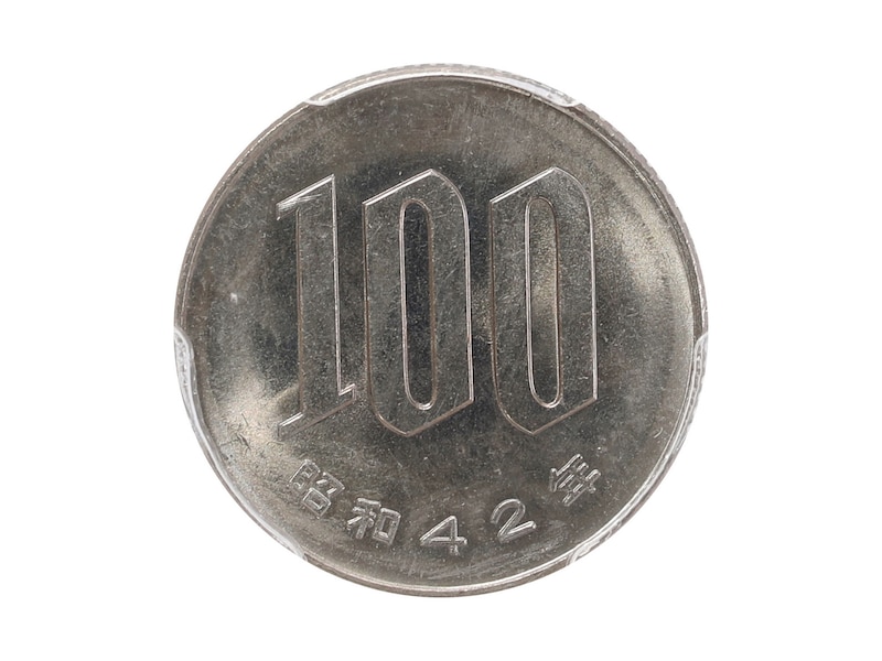 13万円で落札された実際の100円玉（裏面） ※画像：レトロコインオークションVol.15 LOT：116 現行貨幣 桜100円白銅貨 昭和42年 / 1967
