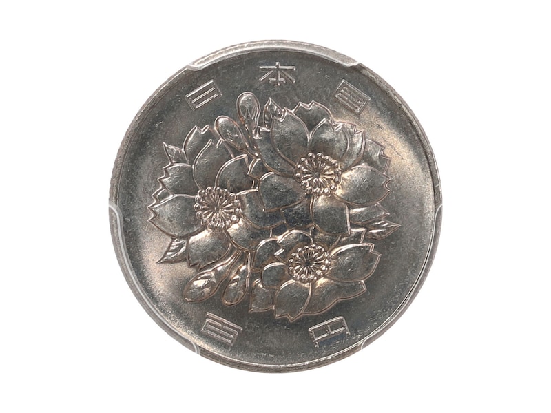 13万円で落札された実際の100円玉（表面） ※画像：レトロコインオークションVol.15 LOT：116 現行貨幣 桜100円白銅貨 昭和42年 / 1967