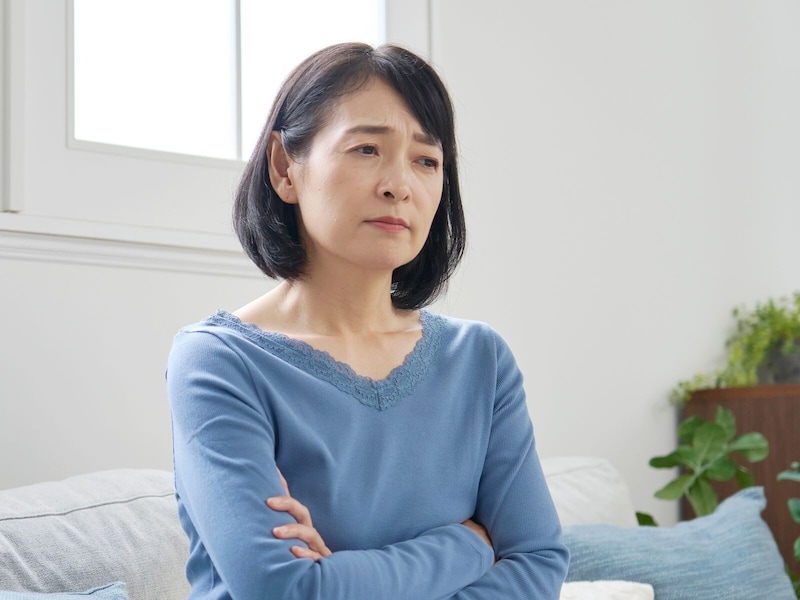 悩む女性