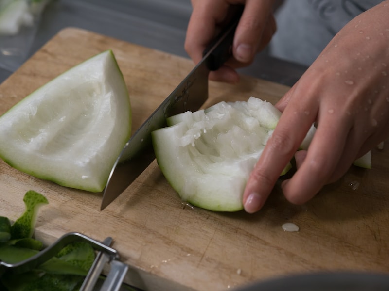 夏野菜を切る手元