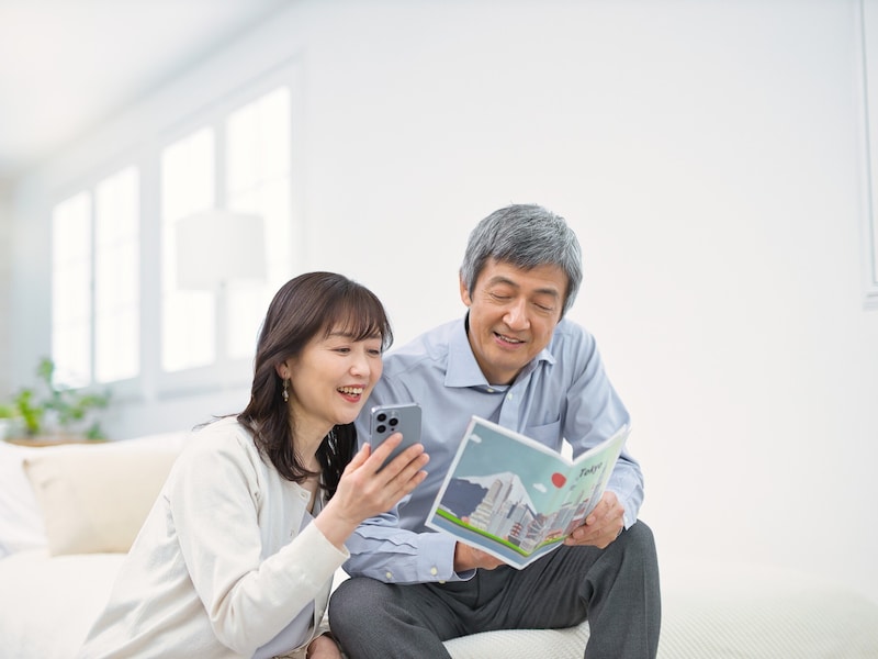 旅行の計画を立てるシニア夫婦