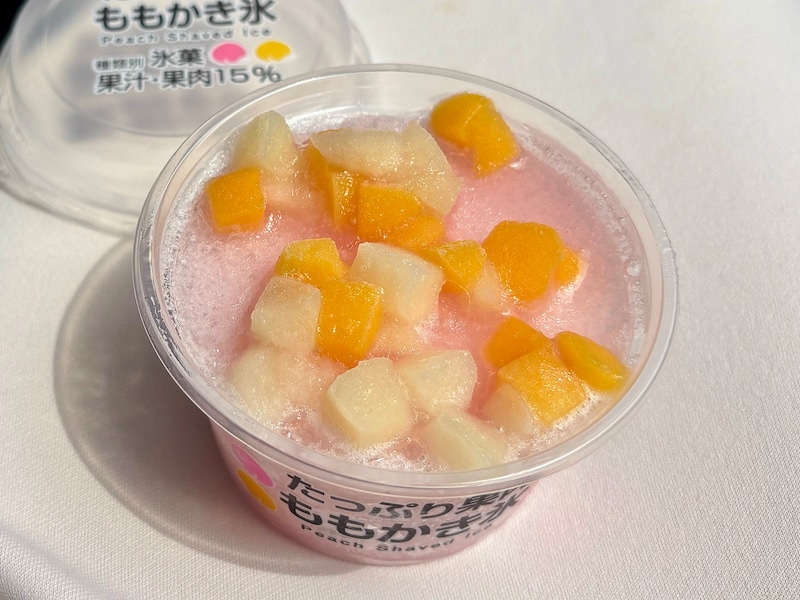 桃の果肉がたっぷり。2種類の桃を楽しめるぜいたくなかき氷です