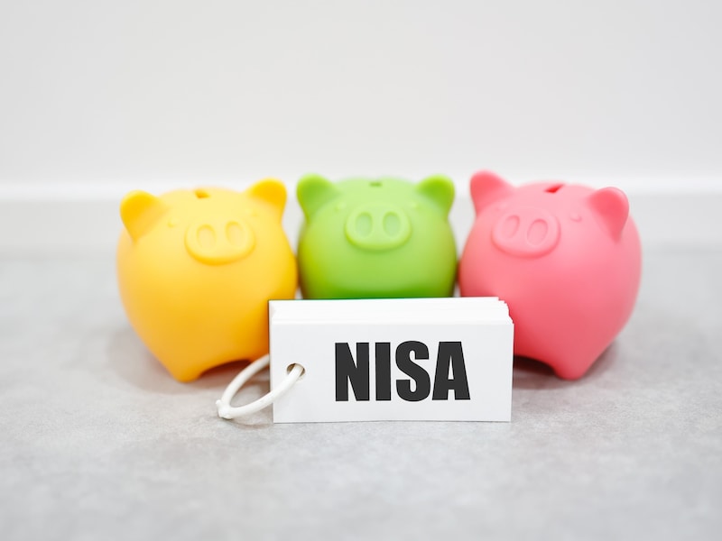 貯金箱とNISAの文字