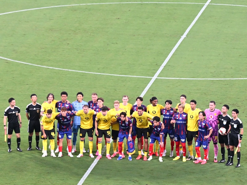 試合前に写真撮影する選手たち