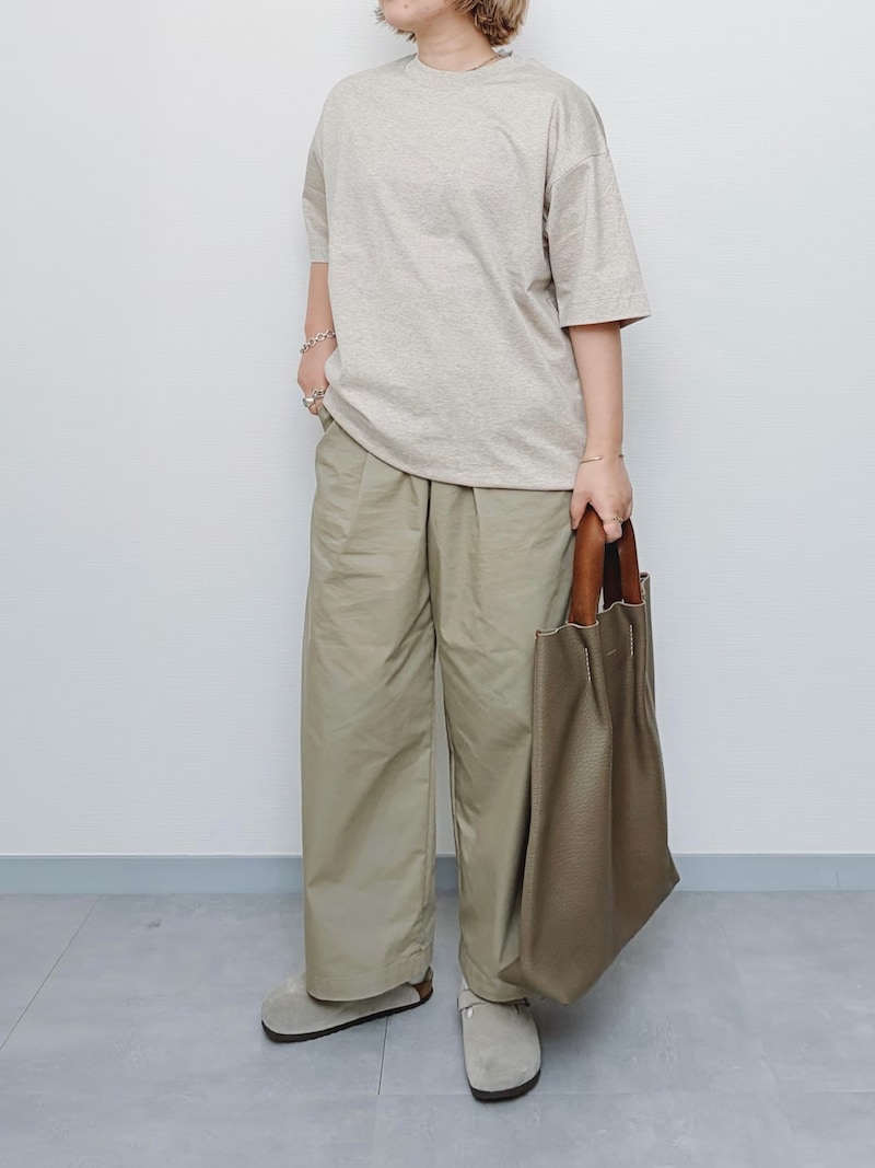 薄手で夏でもはきやすいカーブシルエットのゆったりパンツ　出典：WEAR