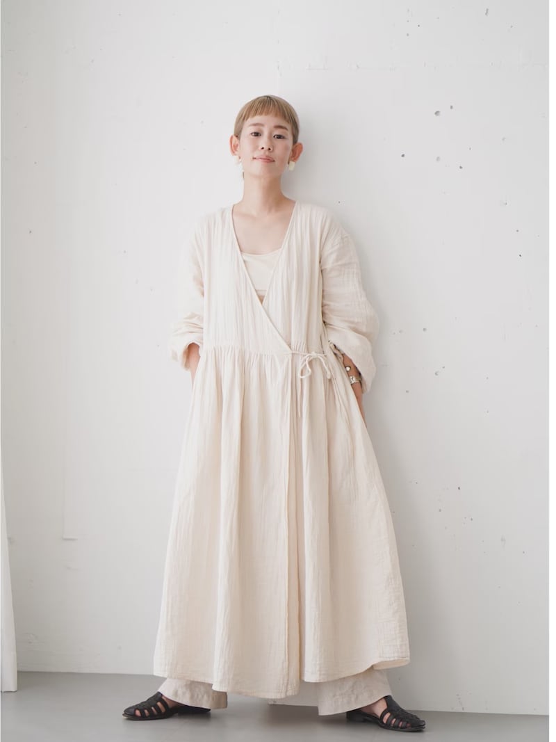 カシュクールのデザインはワンピとしても羽織りとしても使えます　出典：WEAR