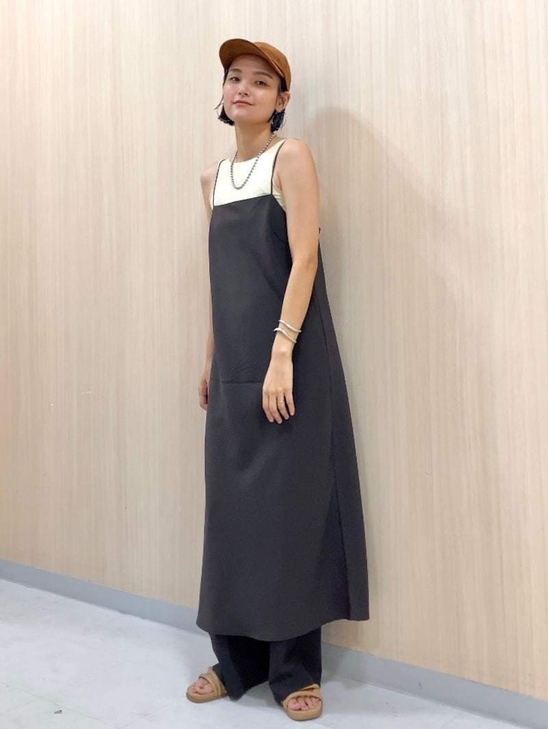キャップやフラットサンダルを合わせてスポーティーに　出典：StyleHint
