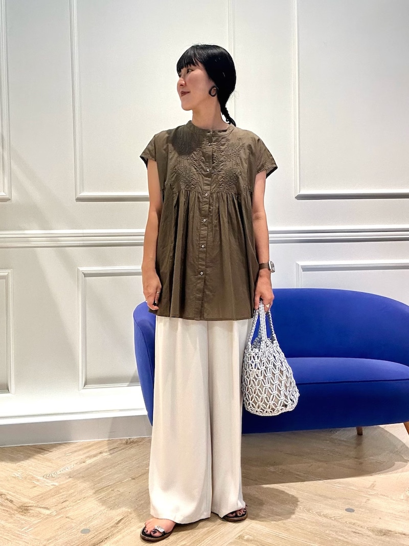 ブラウンのふんわりブラウスで、おなかまわりを自然にカバー　出典：WEAR