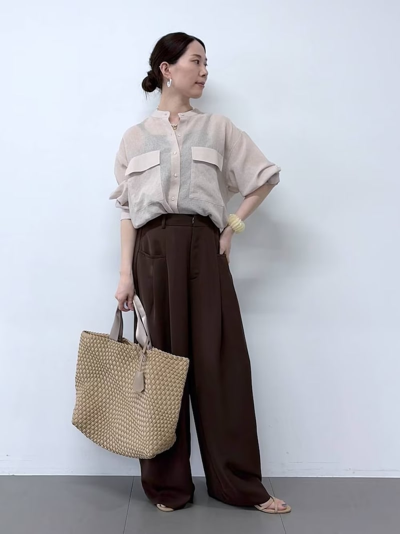 秋のトレンド「ブラウン」のワイドパンツはマスト　出典：WEAR