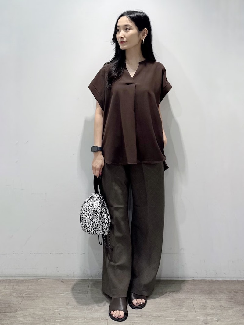 ブラウンのきれいめアイテム同士を合わせてセットアップ風に　出典：WEAR