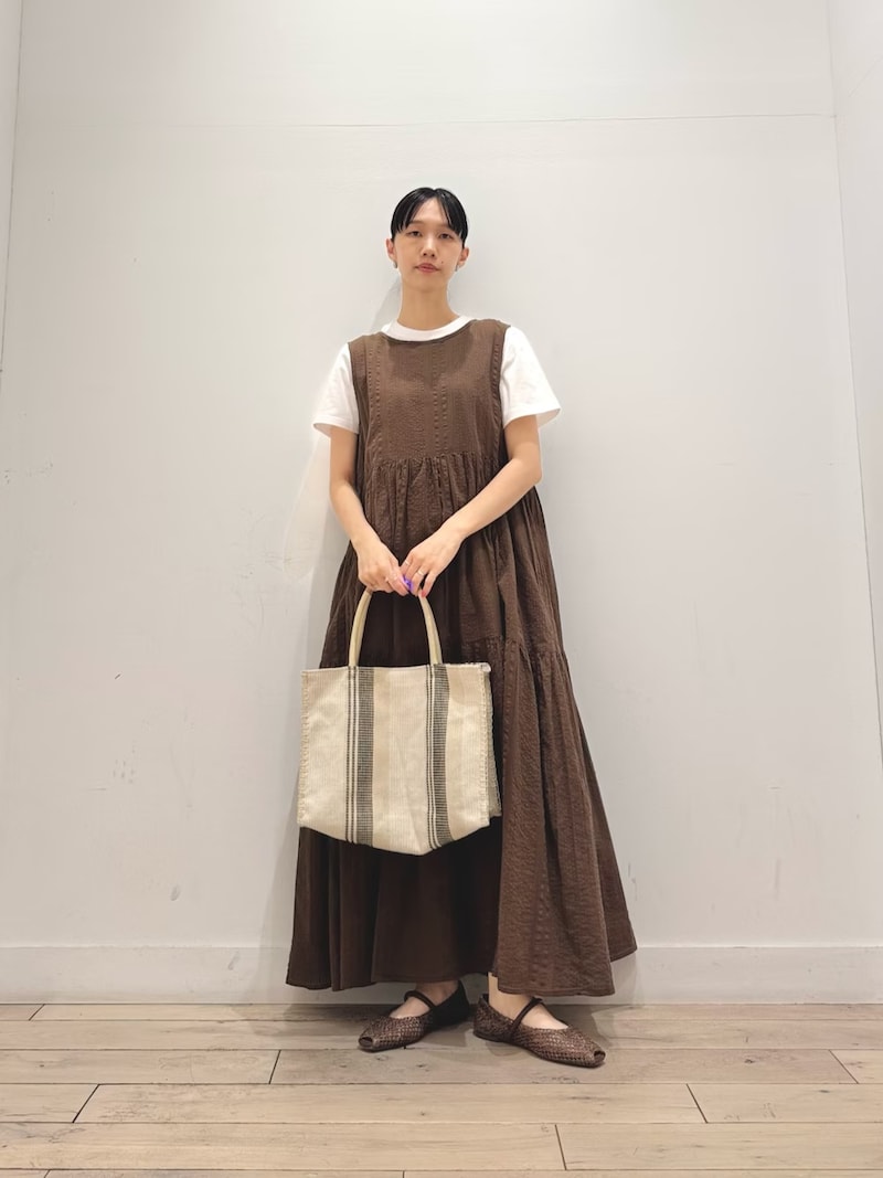ノースリーブのティアードワンピースをレイヤードで着まわし　出典：WEAR