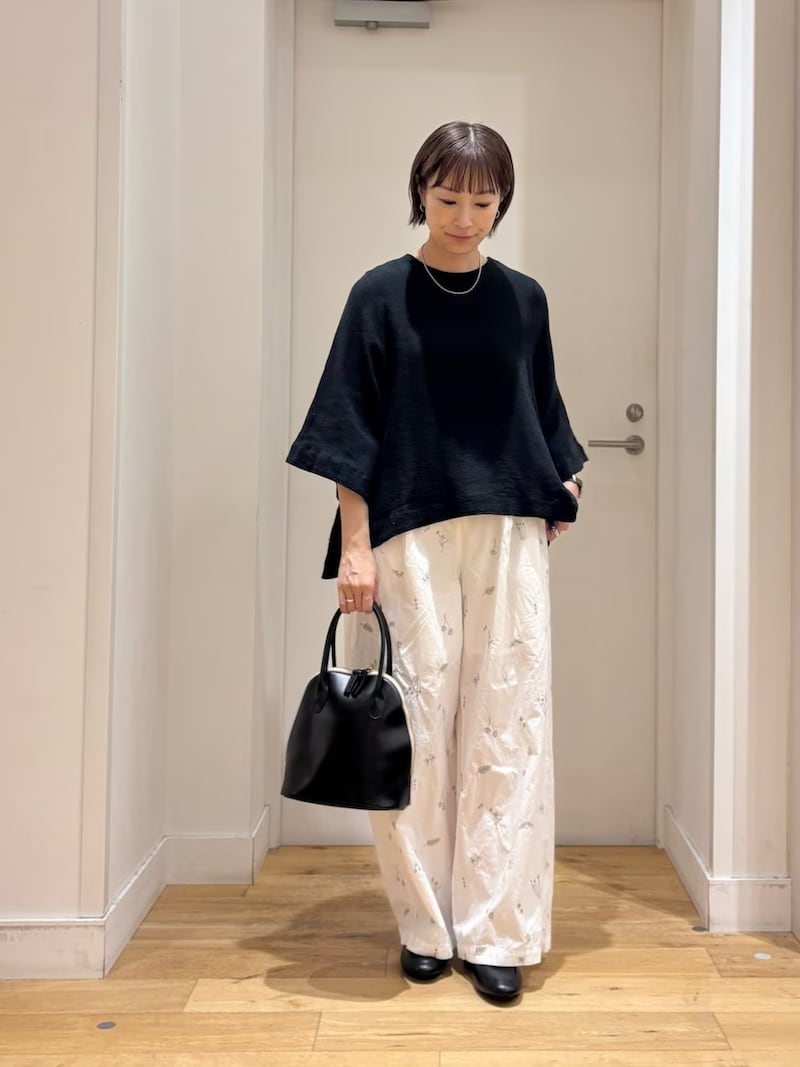 【OKコーデ】ハリのある素材や、きちんと感のある小物などできれいめを意識　出典：WEAR