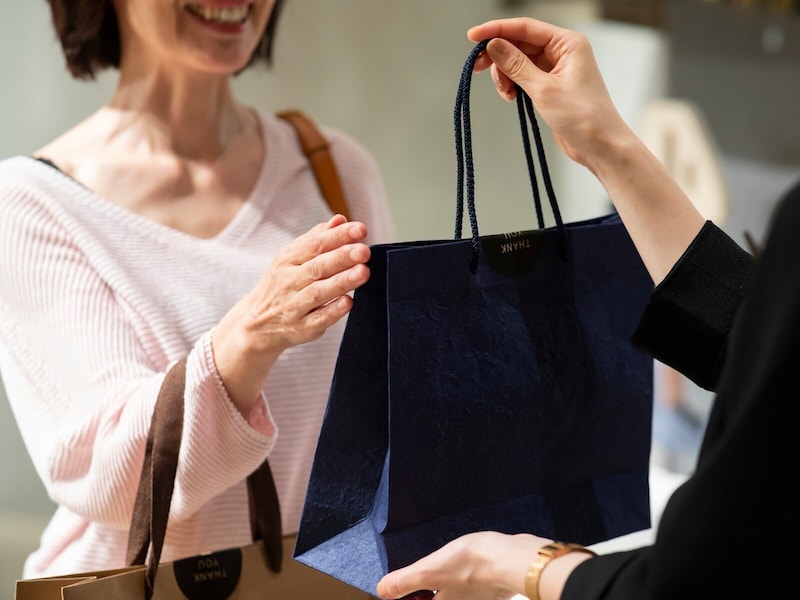 品のある人、品のない人の違いはどこに出る？（画像：PIXTA）