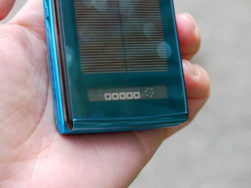 パネルの下にある電子ペーパーサブディスプレイ。充電状態などを表示する。
