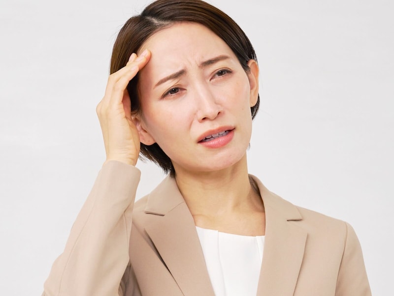 悩む女性