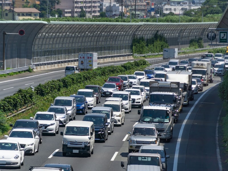今年の夏は「帰省しない」選択をする人も（画像：PIXTA）