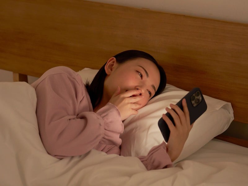 眠る前にスマホで動画を見る人