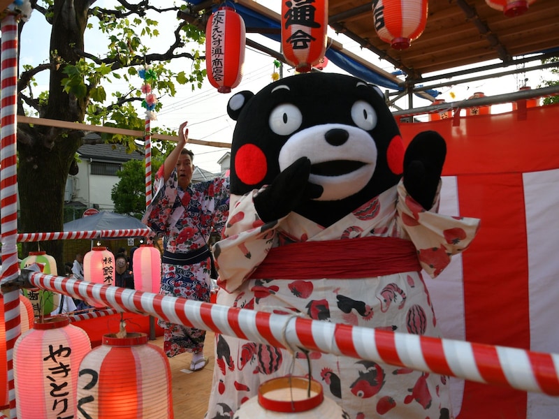 踊りながらも、ときおり子どもたちに手を振っていた