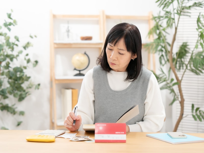 夫が亡くなりました。私も老齢厚生年金をもらっていると遺族厚生年金は受け取れない？（画像：PIXTA）