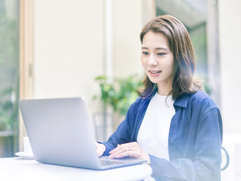 なぜ収入が増えてもお金が貯まらない？ジリ貧な人がやっていること※サムネイル画像：amanaimages