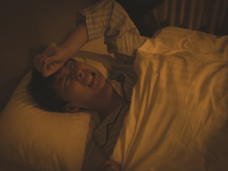 Q.&nbsp;夏の夜、エアコンをつけたまま寝ると寒く、消すと暑くて目が覚めます。どうすればいいですか？