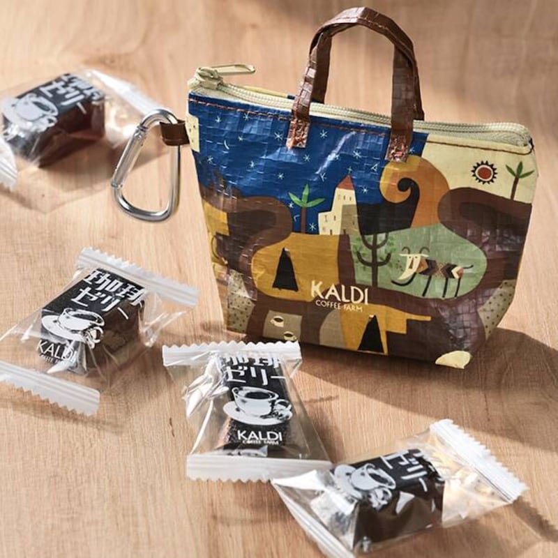 「カルディ伝説柄カラビナ付きミニバッグ」はコーヒーゼリー4個入り（画像出典：カルディコーヒーファーム）