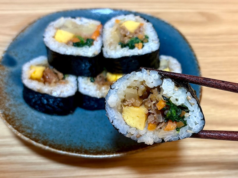 お肉、ほうれん草、たまごなど、6つの具材が入っています