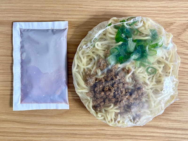 袋のなかには、スープと具材入りの麺が入っています 