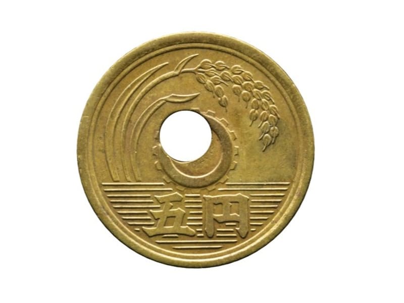 3万7000円（手数料込みで4万3105円）で落札された実際の5円玉（表面） ※画像：第129回入札誌「銀座」 Lot番号：424 5円黄銅貨 昭和24年 穴ズレエラー 状態：美品+