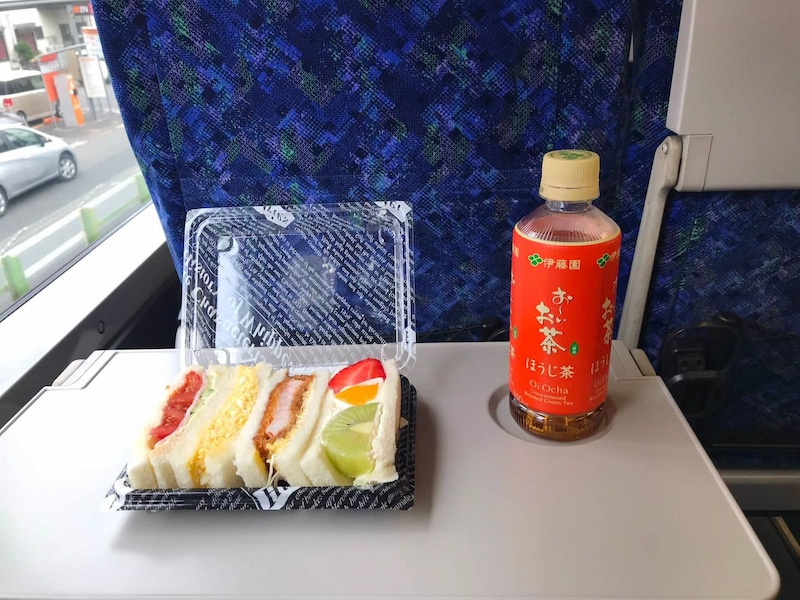 テーブル席で食事