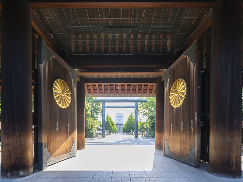 靖国神社の神門に取り付けられた菊の御紋（画像：PIXTA）