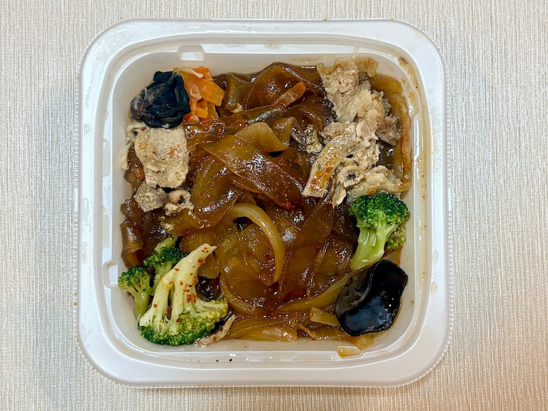春雨が極太で食べ応え抜群！ 汁なしタイプが新鮮です