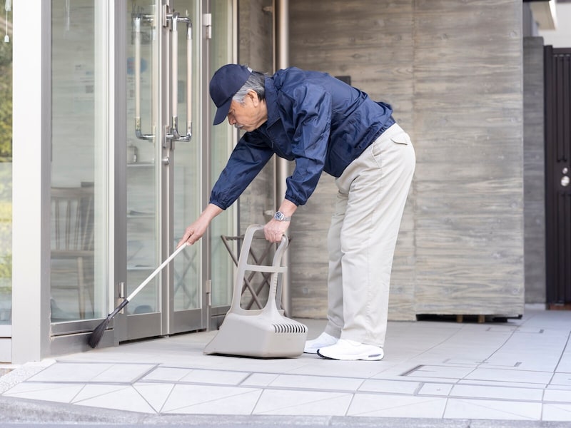 シニア層の仕事、肉体労働に励むしかない？（画像：PIXTA）