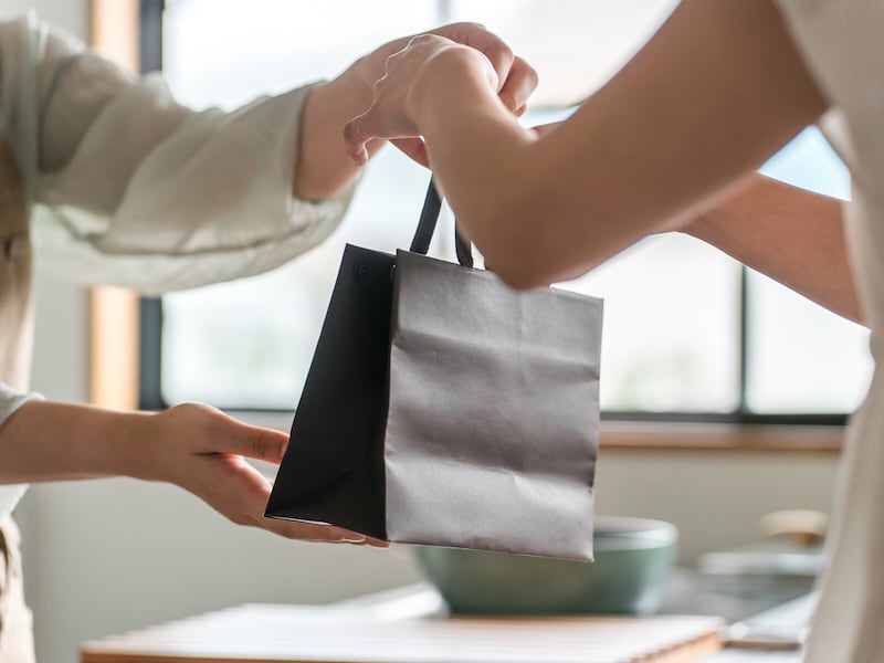 友人が買った物の値段にびっくり…… ※画像：PIXTA